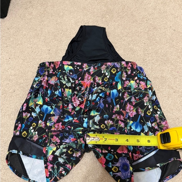 Lululemon hotty hot short low rise size 6 euc - Picture 5 of 5